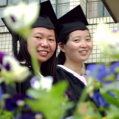 Hanhan_Graduation-014 Friends and flowers.