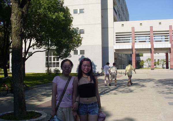 Dorm Move Out Day Dorm Move Out Day Hanhan is moving out of her campus home of 4 years saying farewell to roomies and classmates.