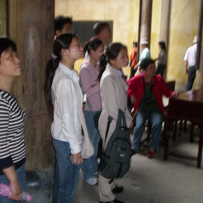 YellowMountain-039 Hanhan and Mom are listening to the tour guide.