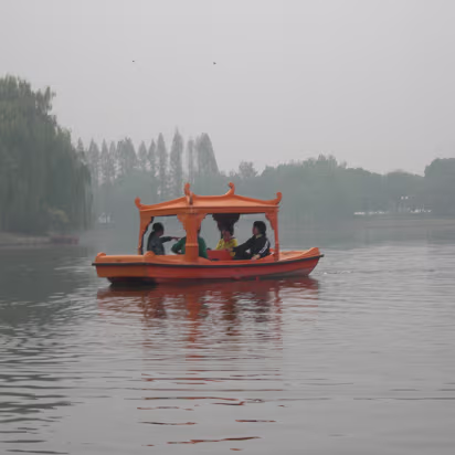 3_Horses_Nov_2005-007 Sailing, sailing...