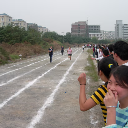 Sports_Day_2005-008 The women's 400 meter is coming to the finish line.