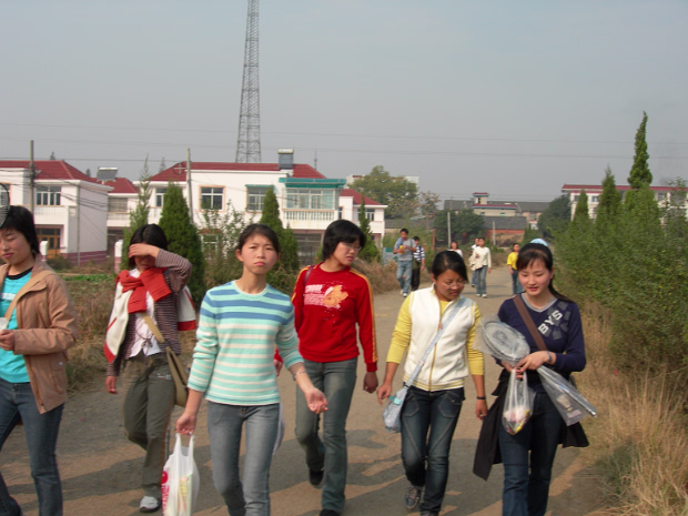 Outing to Putang A class trip to the Putang Memorial area. Beautiful weather and LOTS of food made it a nice day.