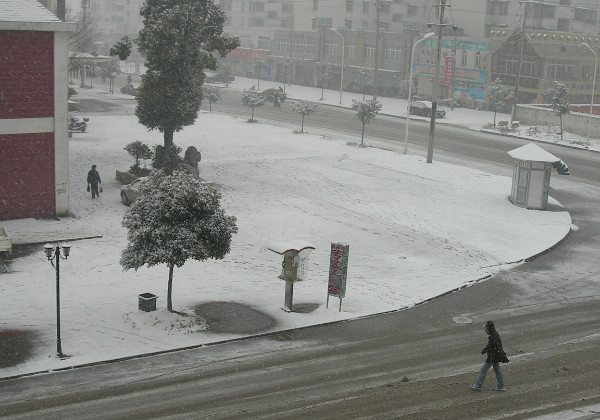 Snow 2006 Snow 2006 Just before we left Ma'anshan, it snowed! Me, Hanhan, Tom, and Tony went up to the mountains to enjoy it.