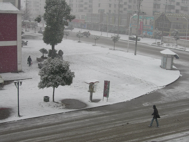 Snow 2006 Just before we left Ma'anshan, it snowed! Me, Hanhan, Tom, and Tony went up to the mountains to enjoy it.