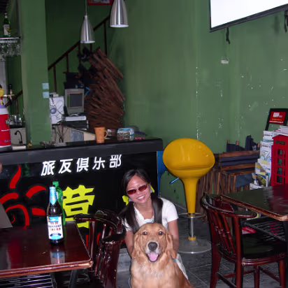 Suzhou-2006-03 Hanhan and Happy at the Outdoor Bar (We call it the 'Dog Bar').
