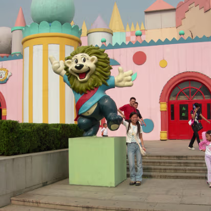 Suzhou-2006-13 Hanhan and the park's mascot, Sudi.