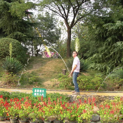 Suzhou-2006-26 A rest stop on the way to the roller coaster.