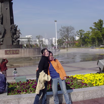 Wuhu-Mar-05-04 Hanhan & friend at the totem.