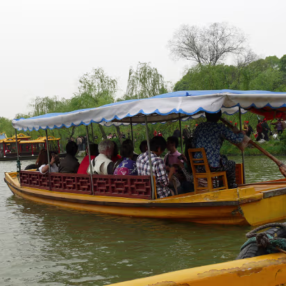 Yangzhou-Apr-07-024 Just before our boat hit this one.