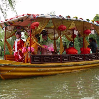Yangzhou-Apr-07-037 The 'Opera' boat showing all players and singers.