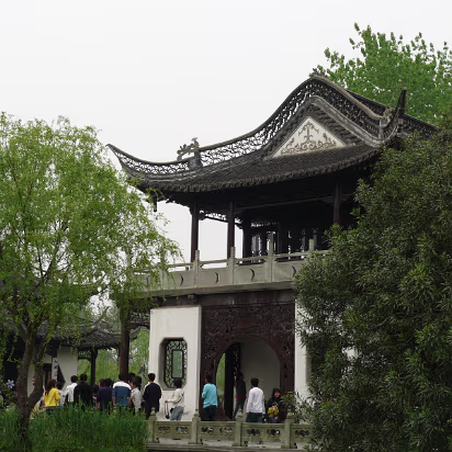Yangzhou-Apr-07-038 A building to enjoy a lake view. Nice to be rich in ancient China!