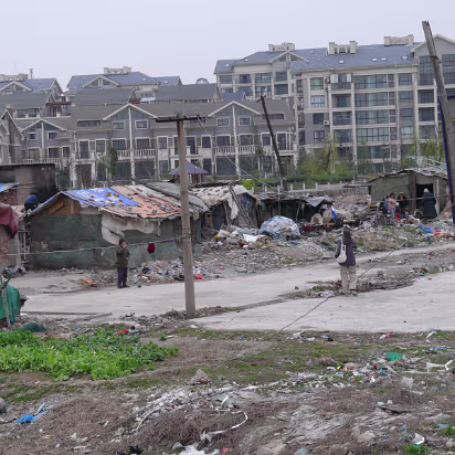 Boat-Buying-26 The shacks where we will ask about boats for sale.