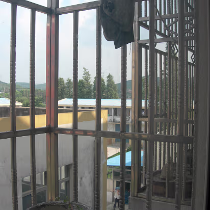 Guanghua-House-11 Windows are barred nearly everywhere. To keep theives out, or to keep foreigners in?