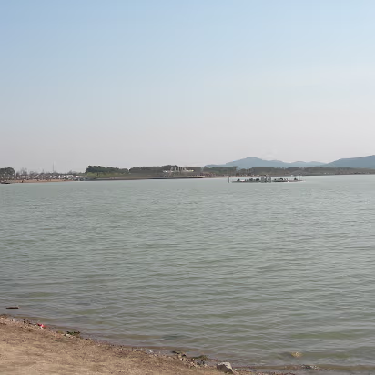 LiHu-05 A fountain in the lake with a swimming beach in the background.
