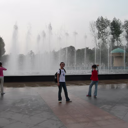 NatlDay2006-12 Hanhan enjoying the mist from the fountain.