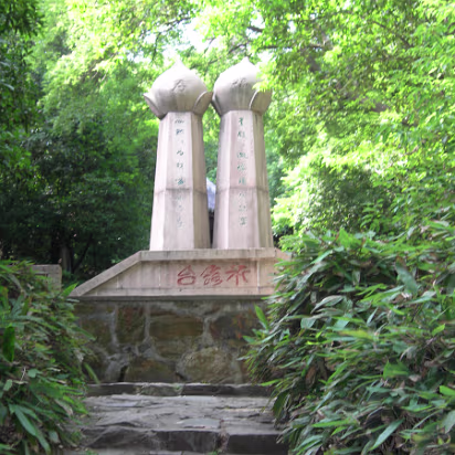 Xi-Hui-Park-03 This boy and girl will bring luck to lovers.