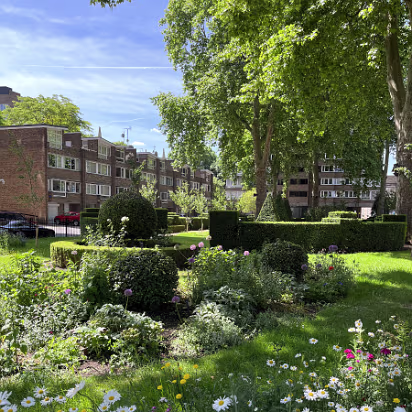 UK-2022-007 London is filled with little gardens like this one. More green space than we've seem anywhere else.