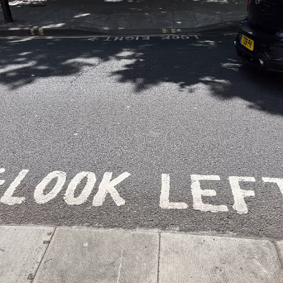 UK-2022-008 Every intersection has these handy hints for people from right side driving countries.