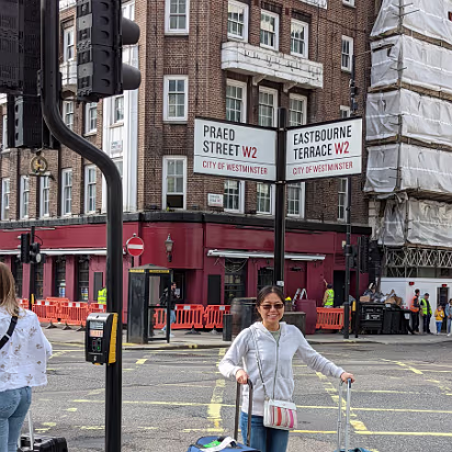 UK-2022-284 We're on the way to our hotel. It's a short walk from the train station.