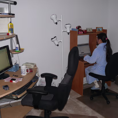 Indiana_Move-010 Hanhan and the computer room.