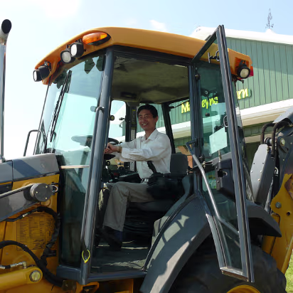 Indiana_State_Fair-013 Hanhan's dad prepares to be a construction worker.