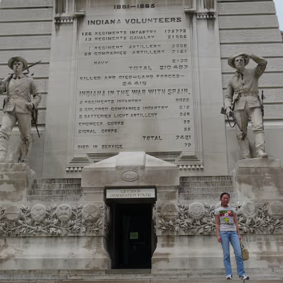 Indy_May_2009-008 Hanhan with the Civil War portion of the monument.
