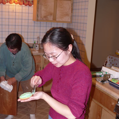 Christmas_2007-021 Hanhan is in charge of the green cookies.