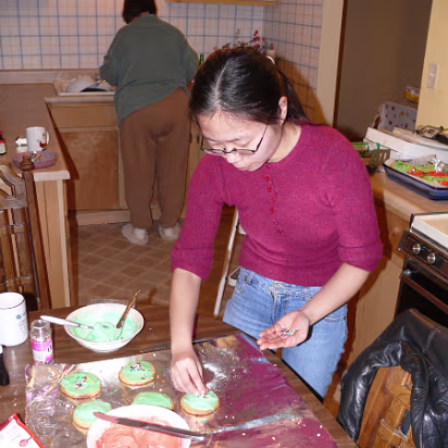 Christmas_2007-022 Putting the sprinkles on.
