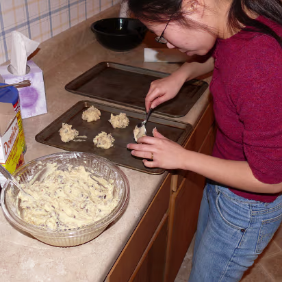 Christmas_2007-024 Laying out the chocolate chip cookies.