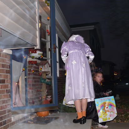 Halloween_2007-006 Hanhan's first house.