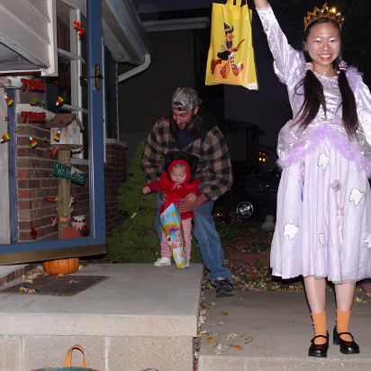 Halloween_2007-007 Success! Candy in the bag!