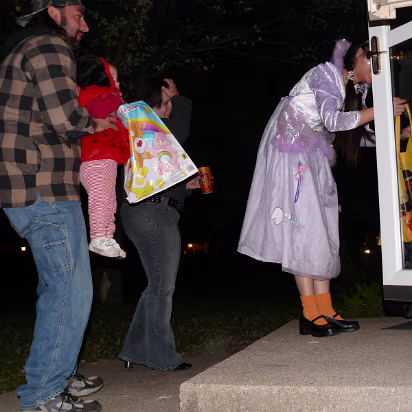 Halloween_2007-011 Getting the treats!
