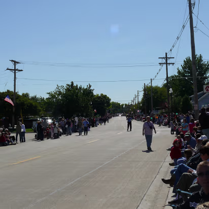 Pumpkin_Festival_2007-003 People along the parade route waiting for the kickoff.