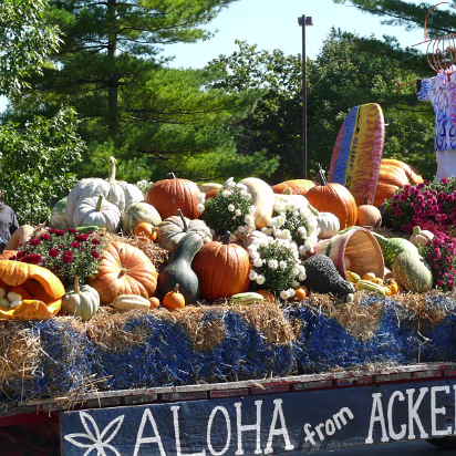 Pumpkin_Festival_2007-018 Another float. See the 'pearls' in the pumpkin oyster?
