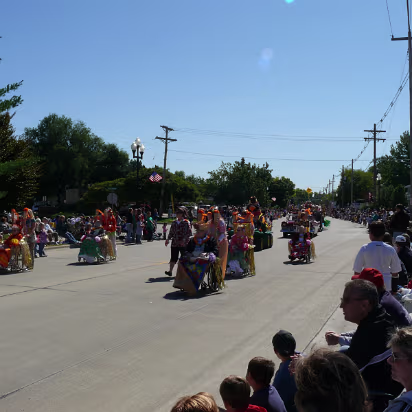 Pumpkin_Festival_2007-023 Old people on parade.