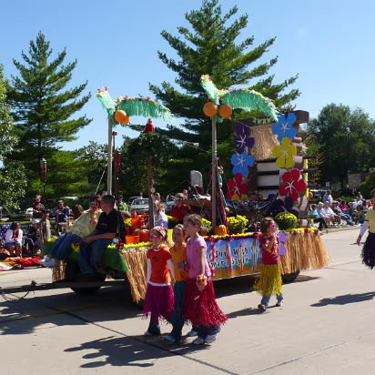 Pumpkin_Festival_2007-028 Another float with kids in grass skirts.