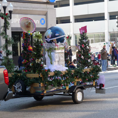Santa_Claus_Parade_2007-028 Christmas Tree float.