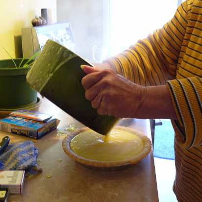 Thanksgiving_2007-004 Filling a pie shell.