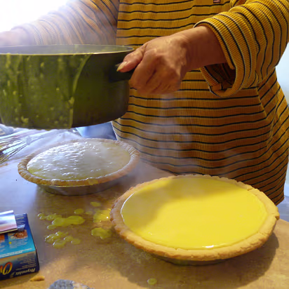 Thanksgiving_2007-005 The final pie has been poured.