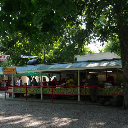 VolksFest_2007-014 The food stand, Hanhan's favorite place.