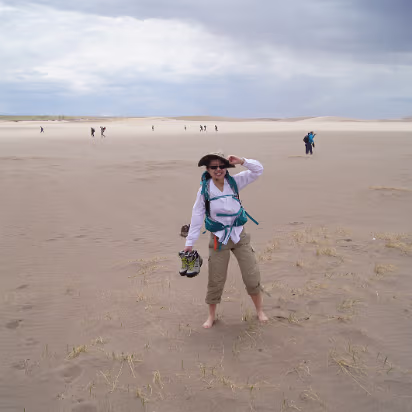 GSDNP-115 The people in the background are smart, they are heading to the visitors center and safety.