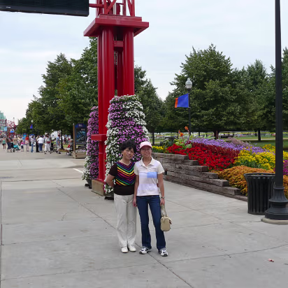 Chicago_2009-013 Hanhan & mom with pretty flowers