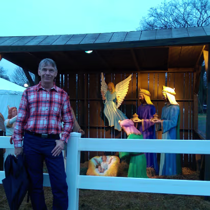 Christmas_2015_Trip-002 Gary with nativity scene