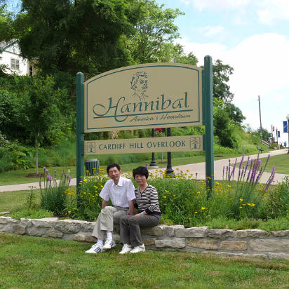 Hanibal_2009-010 Hanhan's parents enjoying Mark Twain's hometown.