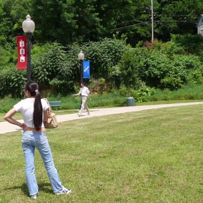 Hanibal_2009-019 Hanhan and her dad looking for her mom.
