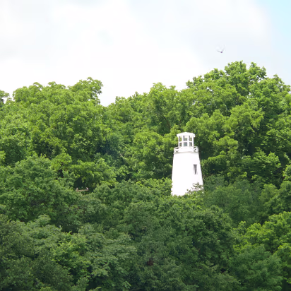 Hanibal_2009-020 The lighthouse above the trees.