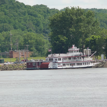 Hanibal_2009-036 The Mark Twain riverboat.