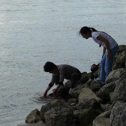 Hanibal_2009-043 Hanhan and mom play in the Mississippi.