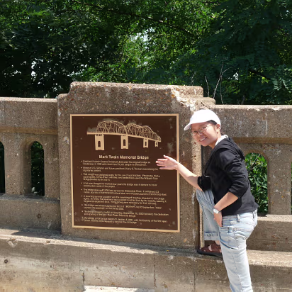 Hannibal-001 Hanhan at the Mark Twain Memorial Bridge, it's gone now but the plaque lives on.