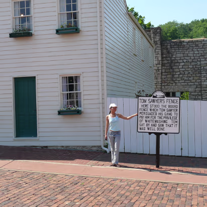 Hannibal-017 Hanhan in front of the famous fence from Tom Sawyer.
